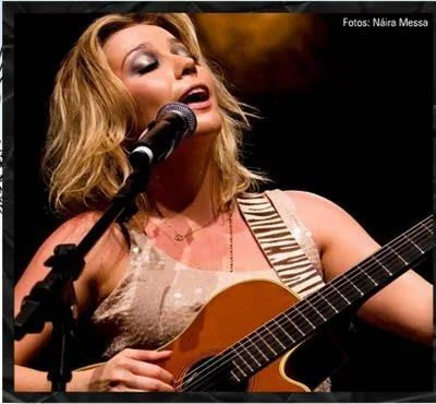 Cantora em apresentação ao vivo
