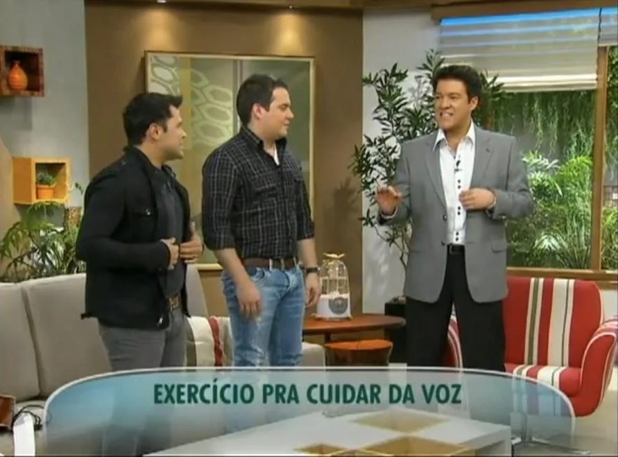 Wilson Gava ensinando exercício vocal na televisão